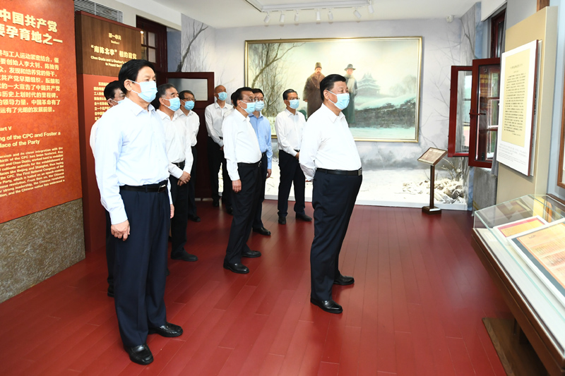 6月25日，中共中央政治局就用好紅色資源、賡續(xù)紅色血脈舉行第三十一次集體學(xué)習(xí)。這次集體學(xué)習(xí)采取參觀和討論相結(jié)合的形式，這是習(xí)近平、李克強(qiáng)、栗戰(zhàn)書、汪洋、王滬寧、趙樂際、韓正等在北大紅樓參觀“光輝偉業(yè) 紅色序章——北大紅樓與中國共產(chǎn)黨早期北京革命活動(dòng)主題展”。新華社記者 謝環(huán)馳 攝