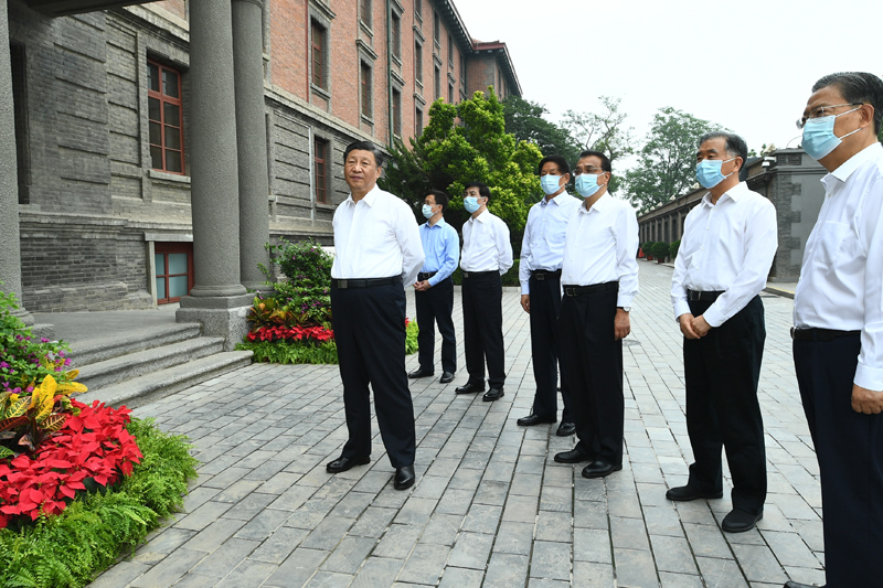 6月25日，中共中央政治局就用好紅色資源、賡續(xù)紅色血脈舉行第三十一次集體學(xué)習(xí)。這次集體學(xué)習(xí)采取參觀和討論相結(jié)合的形式，這是習(xí)近平、李克強(qiáng)、栗戰(zhàn)書、汪洋、王滬寧、趙樂際、韓正等在北大紅樓參觀“光輝偉業(yè) 紅色序章——北大紅樓與中國共產(chǎn)黨早期北京革命活動(dòng)主題展”。新華社記者 謝環(huán)馳 攝