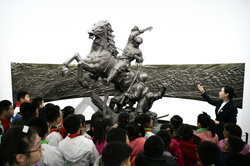 2019年4月4日，在東北烈士紀念館，學生們在聽講解員講解。